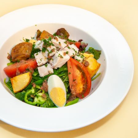 Anchovy-flavored salad of tuna, potatoes and tomatoes