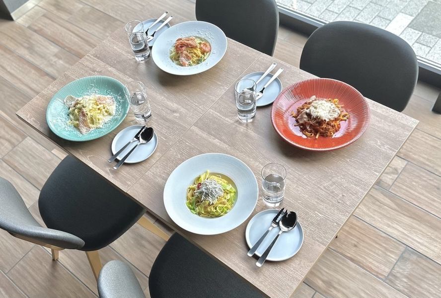 なんば駅の近く、「ホテル京阪なんばグランデ」の1階にオープン。なんばパークスやEKIKANなど難波の商業施設から徒歩圏内。ランチ利用が可能ですのでお気軽にご予約ください♪