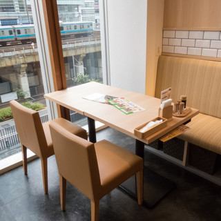<p>We also have semi-private rooms for 2 to 4 people, perfect for girls&#39; parties and small banquets.There are solid partitions, so you can enjoy your meal while relaxing with friends.</p>
