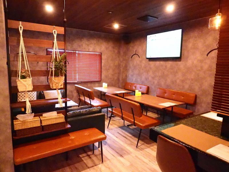 【宴会・パーティー・貸切・歓送迎会・打ち上げなど！】広々したお店ですので、最大35名様まで貸切での利用が可能です！ドリンクメニューが豊富な宴会コースのご用意がございますので、ぜひ大人数でもご利用ください。事前予約でスポーツ観戦ができるプロジェクターも使用可能！お気軽にお問い合わせください。