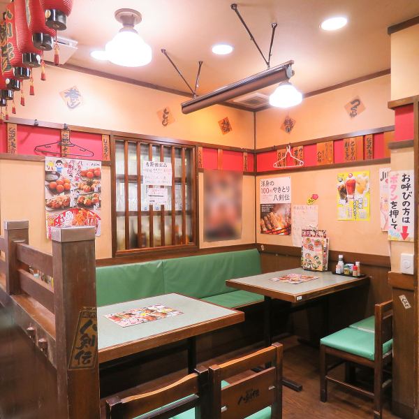 4名様まで可能なテーブル席◎誰もが知る八剣伝で本格焼鳥を堪能。