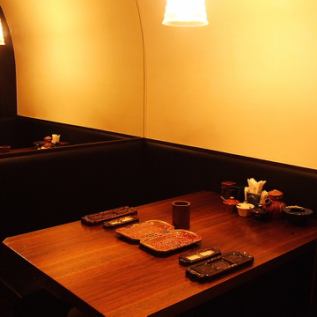 最大4名様までご利用いただけるテーブル席もございます。