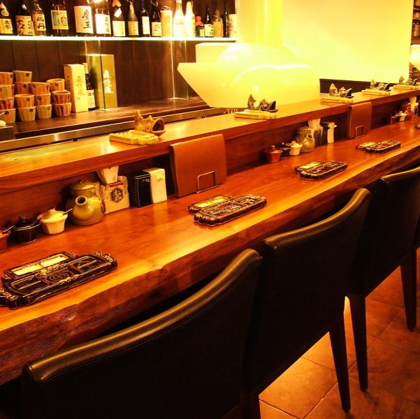 串の坊ならではの臨場感あふれるカウンター席で、揚げたての串カツを職人技とともにご堪能ください。大切な会食はもちろん、大事なデートや記念日にもふさわしい老舗の和空間です。