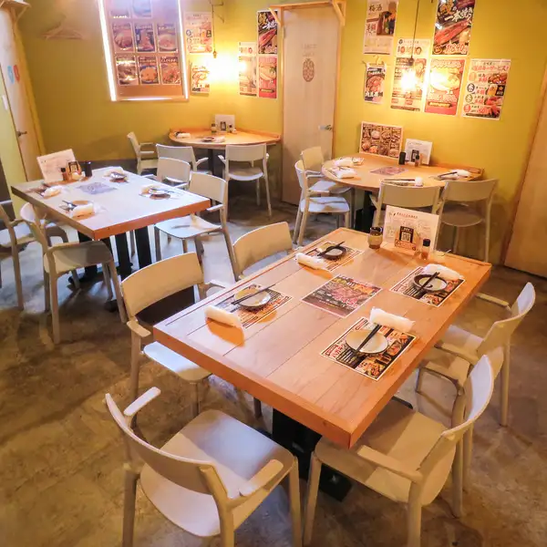 テーブル席で落ち着いた食事が楽しめます!少し暗めの店内にわずかなライトを灯して、隠れ家的な雰囲気を味わえます!内装にもこだわりがあるので来てからのお楽しみに・・・♪