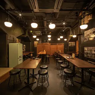 这家店充满了怀旧而又热闹的气氛，就像走进了昭和时代的铁路高架桥下一样。这里设有适合多人聚餐的桌椅，是下班后小酌或公司聚会的理想之选！想要在三宫与朋友们度过经济实惠又充满乐趣的时光，就来高架铁路市场吧！
