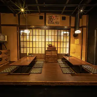 一间带下沉式壁炉的私人房间，摆放着怀旧的家具和CRT电视，营造出昭和时代的复古氛围。这里是脱鞋后放松身心的好去处，非常适合在三宫举办公司聚会和部门联谊活动！让我们在热闹的高架铁路市场举杯庆祝吧！
