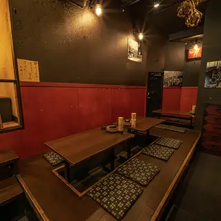 一个充满活力、复古风格的就餐区，设有下沉式桌子，采用红色和黑色配色方案。因为可以伸展身体放松身心，所以也推荐在下班后与同事小酌或参加公司聚会时使用。让我们举杯庆祝，在三宫高架铁路下的市场里尽情玩乐吧！
