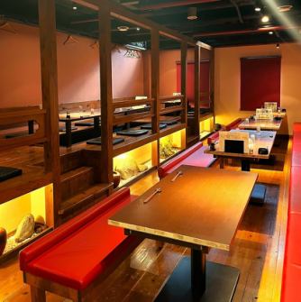 38名様宴席・京都の川床のようなロフトのある空間が広がる3F席を改装致しました。仕切りにより、少人数ずつのご案内も可能。さらにアルコール消毒や従業員の検温など、お客様とスタッフの安全のため衛生管理に努めております。