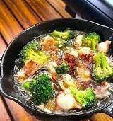 蛸とあさりのアヒージョ　バケット添え