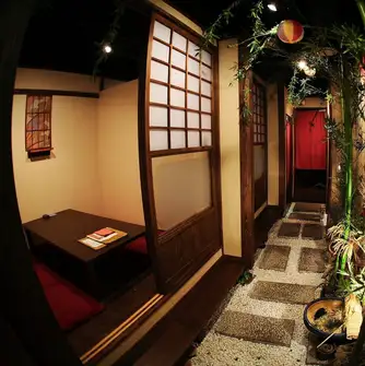 一歩足を踏み入れると松山であることを忘れるような、風情ある石畳の通路や京都の町屋をイメージした温かみのある和モダン空間が広がります。少人数からご利用いただける完全個室を全14室完備しており、他のお客様を気にせずプライベートな時間を確保できます。特別なビジネス接待や大切なハレの日のご会食に最適です。