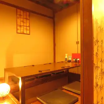 2階には、ビジネス接待や商談などの会食に最適な掘りごたつ個室を完備。足を伸ばしてゆったりと寛げるため、長時間の宴席でも疲れにくく会話も自然とはずみます。女将やスタッフの温かいおもてなしと共に、心安らぐ最高のひとときを演出をお楽しみください。