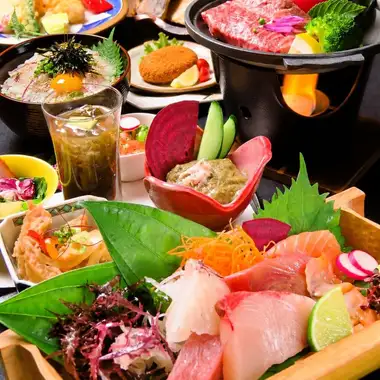 「源氏螢火蟲懷石料理」【含150分鐘暢飲】共12道菜，包括國產牛肉、海膽和豪華的六種刺身拼盤。