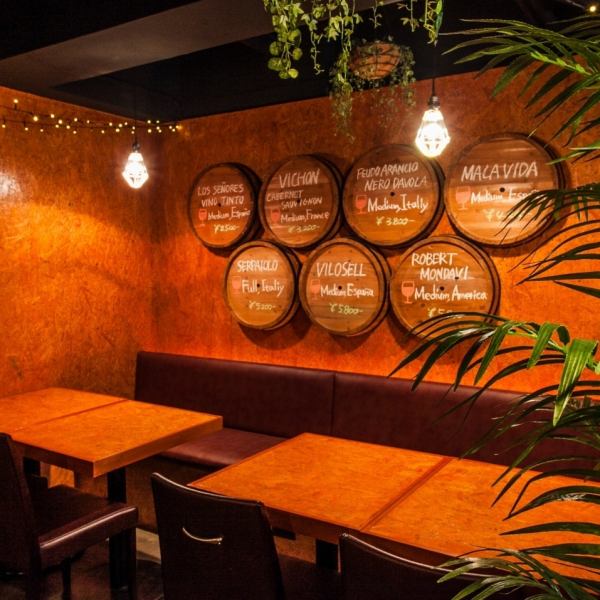 オレンジの照明が印象的な、落ち着いた雰囲気の中でお食事と会話をお楽しみください☆2台の大型モニターでは各種映像他、スポーツ観戦もお楽しみ頂けます。他にもDVDプレイヤー、マイク、パソコンなどの設備も充実◎お気軽にご相談ください！【六本木/神谷町/新倉片町/六本木5丁目/麻布/女子会/歓送迎会】