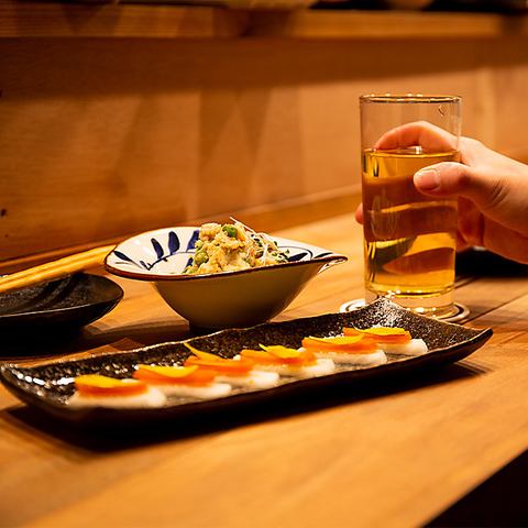 【大人の隠れ家】広めのカウンターでスタッフと語らいませんか？ネオ大衆スタンド ポロでは1名様から気軽にお楽しみいただけます！！お洒落な雰囲気のカウンター席は、女性のお一人様でもゆったりくつろいでいただけるお席です。また、肩を並べて座れるお席はデートにもオススメ！お気軽にご来店ください