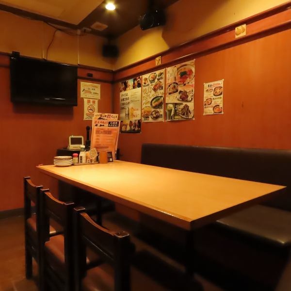 昭和レトロな落ち着いた雰囲気の店内には、少人数から大人数まで対応可能な完全個室を完備◎6名・10名・15名様用と、ニーズに合わせたお部屋をご用意しております。周りを気にせずゆったり過ごせる空間は、会社宴会や飲み会にも最適♪自慢の本格炭火焼鳥を囲みながら、賑やかで楽しいひとときを。