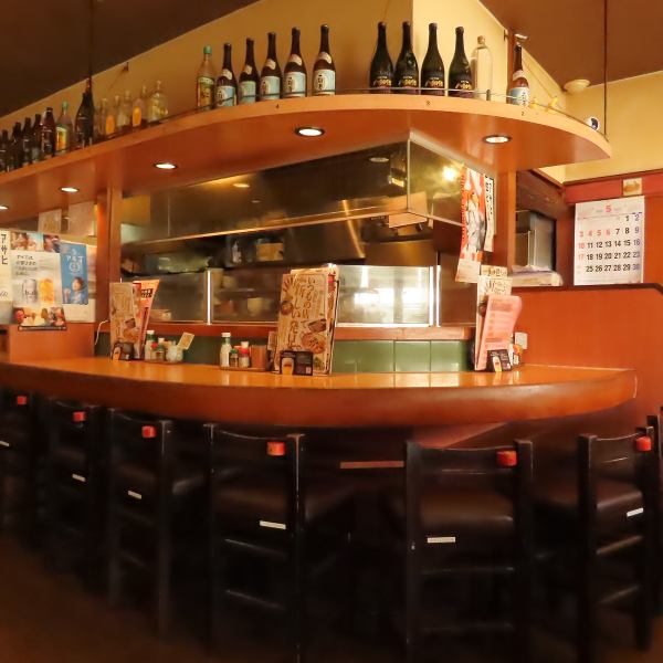 どこか懐かしい昭和レトロな店内は、お一人様でも立ち寄りやすいカウンター席や、少人数で使い勝手の良いテーブル席がございます♪仕事帰りのサク飲みや友人との食事にもぴったり。木を中心とした落ち着いた内装は、日常の喧騒を忘れてリラックスできる空間です◎八剣伝自慢の料理と共に、心地よい時間をご堪能ください。