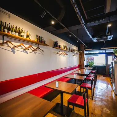 店内はテーブル席2名掛けを9卓・全18席とコンパクトながら、最大24名まで対応可能。女子会や小規模パーティーにぴったりです。落ち着いた雰囲気の中、こだわりのイタリアンを囲み、ゆったりと素敵な時間をお過ごしください♪