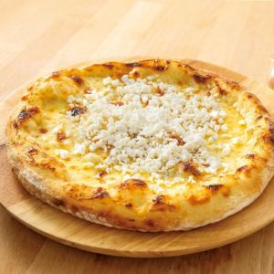 Four kinds of cheese and honey dessert pizza
