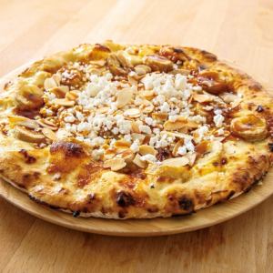 Banana and caramel dessert pizza