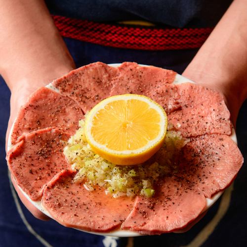 Our specialty "Top-quality beef tongue with green onions and salt and lemon" is made by slow-cooking a whole beef tongue to lock in the flavor.