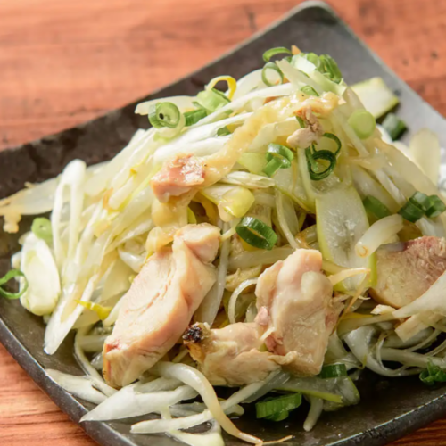 Charcoal-grilled chicken with green onion and bean sprouts