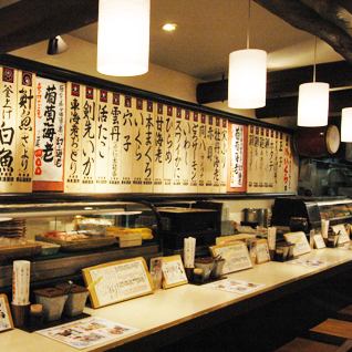In the showcase in front of the counter, fresh sushi material is lined up ♪