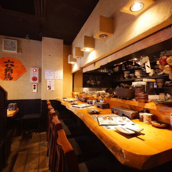 広々カウンターで、気さくなスタッフさんとの会話を楽しめます！その日のオススメをしっとり楽しめる特等席★人気のお席の為ご予約はお早めにお願いします。