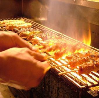 炭火焼で焼きあげた串を、自然の旨みを引き出す塩とタレで食す！