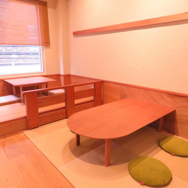 店内は清潔感のある落ち着いた雰囲気で、２階には畳のお座敷もご用意。お子様連れのお客様にもゆっくりとくつろいでいただけます。 ご家族やご友人とのお食事会や会社の飲み会などにも多くご利用いただいております。