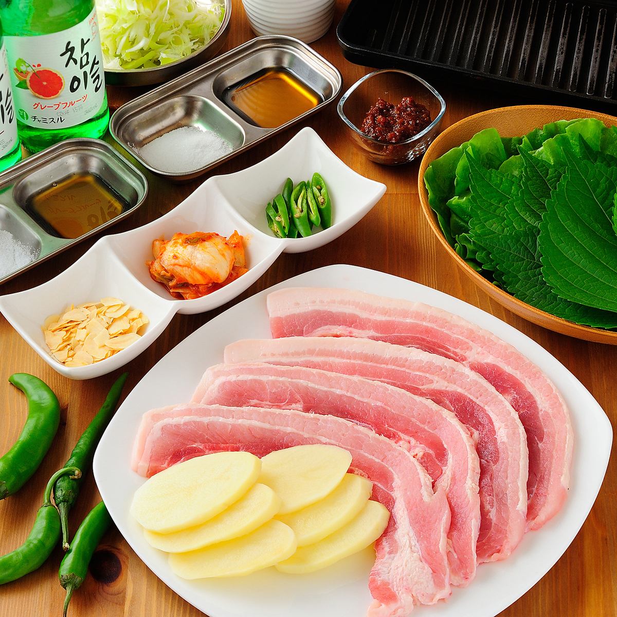 You can eat the samgyeopsal set from a samgyeopsal specialty store!