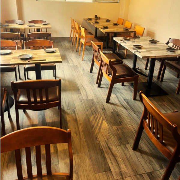 広々としたテーブル席！カウンターもございますのでお一人様でもお気軽にご来店いただけます！大人数でのご宴会も可能です。ご予約の際はお早めにご連絡ください♪お電話でのご相談も承っておりますので、お気軽にお問い合わせ下さい！