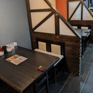 会話を楽しむためのテーブル席をご用意。ご友人・お仲間との楽しいひとときをお過ごしいただけます。リラックスした雰囲気でお楽しみください。