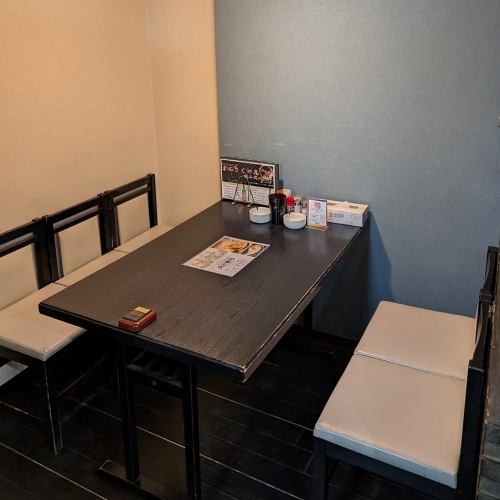 掘りごたつは6名様用を2つご用意。温もりある空間で、ゆったりとしたひとときをお楽しみいただけます。ご友人やご家族との集まりにも最適です。