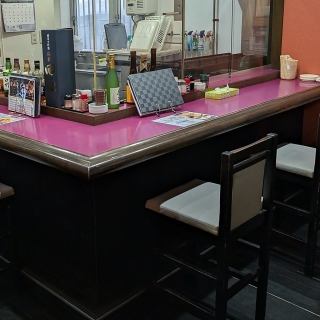 おひとり様のご利用も大歓迎！落ち着いた雰囲気のカウンター席で旨い料理と旨い酒にじっくり浸る、自分だけの贅沢な時間をお過ごしいただけます。