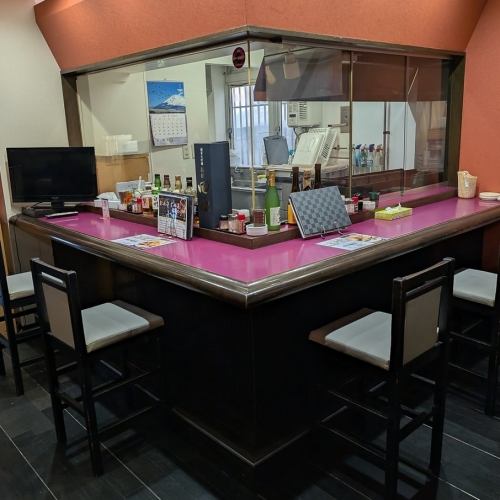 お一人様もグループ利用も◎使い勝手の良い席をご用意♪