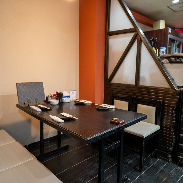 【お一人様もグループ利用も◎】落ち着いた雰囲気のカウンター席を4席ご用意。職人の技を間近で感じながら、ゆったりと流れる時間をお過ごしいただけます。また、4名様用のテーブル席を2卓ご用意しており、ご友人やご家族との団らんにもぴったり。穏やかな空間で心温まるひとときを…♪