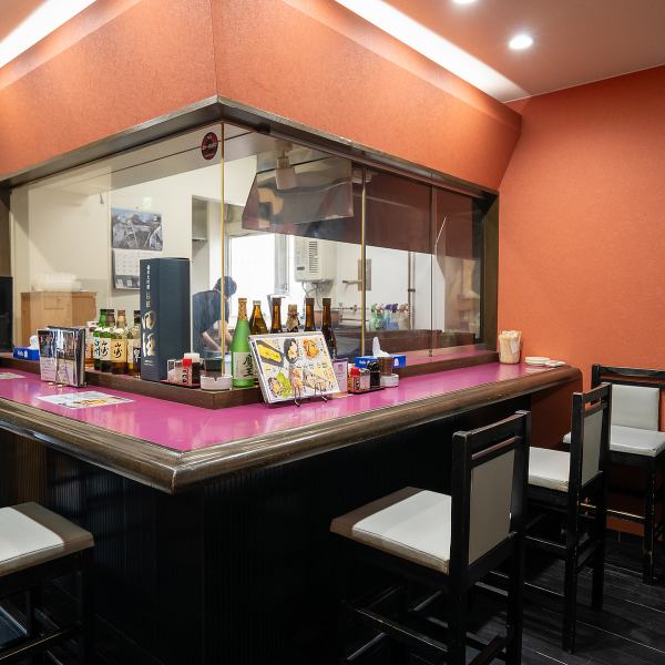 【駐車場完備！お車でのご来店OK♪】日常の喧騒から離れ、ゆったりとした雰囲気でお食事を楽しめる《美唄風焼き鳥 翁》。ご友人やご家族、お仲間との楽しいひとときを、心温まる料理と共にお過ごしください。お一人様のサク飲み、デート、さらには最大20名様までの大型宴会など、さまざまなシーンでご利用ください♪