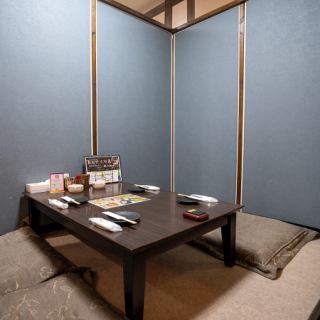 団体様も大歓迎の座敷席をご用意しております。脚を伸ばしゆったりとくつろげるスペースで、楽しいひとときをお過ごしください。