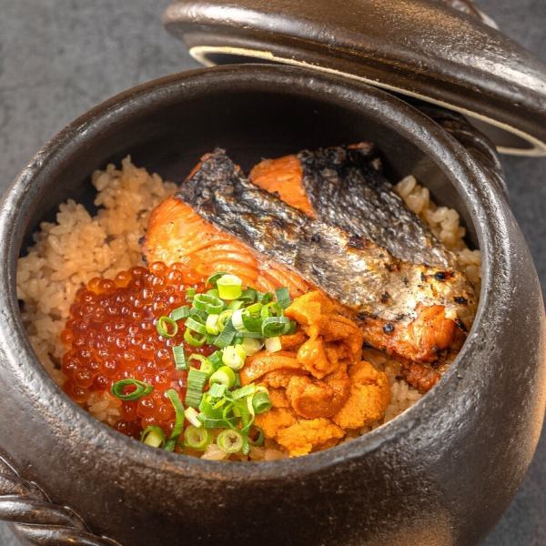 ★NEW★贅沢具材がのった土鍋ごはんが登場♪肉ゆっけや定番の鮭いくらなど絶対食べてほしい逸品です♪