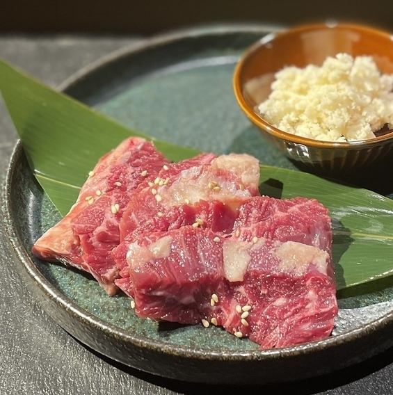 カウンター席や個室では、親しいお仲間と肩を寄せ合って会話とお食事をお楽しみいただけます。もちろん、お一人様も大歓迎です！