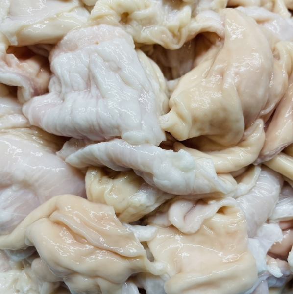 毎日店内で丁寧に処理を施したホルモンは、臭みがなく食べやすい仕上がり。素材本来の旨みと食感を存分にお楽しみいただけます。