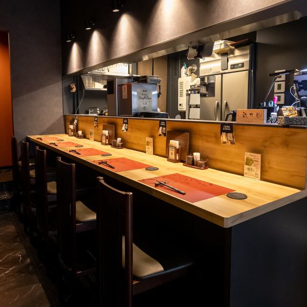 【臨場感あふれるカウンター席】店内は、カウンター席と個室を完備。お一人で気軽に立ち寄れるカウンター席では、調理風景を間近に楽しめる特別な体験が魅力。気さくな店主との会話を楽しみながら、料理の奥深さを感じられるのもポイントです。ライブ感あふれるカウンターで、五感を刺激するひとときをお過ごし頂けます。