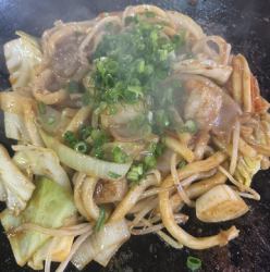 ホルモン焼きうどん