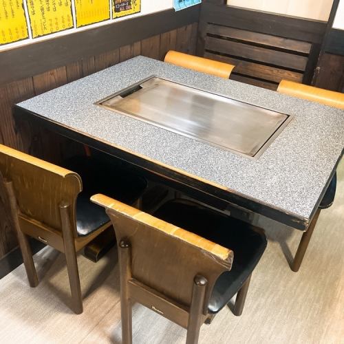 【広々とした1階】グループや、ご家族でのお食事に♪