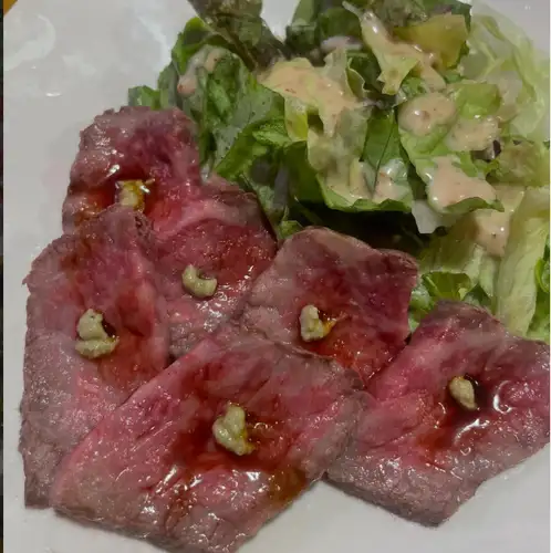 【数量有限】我们每日新鲜制作的自制烤牛肉，饱含和牛的美味！