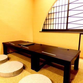 黄色の色合いと和を感じさせるテーブルが心地よい座敷席です！くつろぎ空間でおいしいお酒をご堪能ください♪日本酒呑みくらべもできます◎