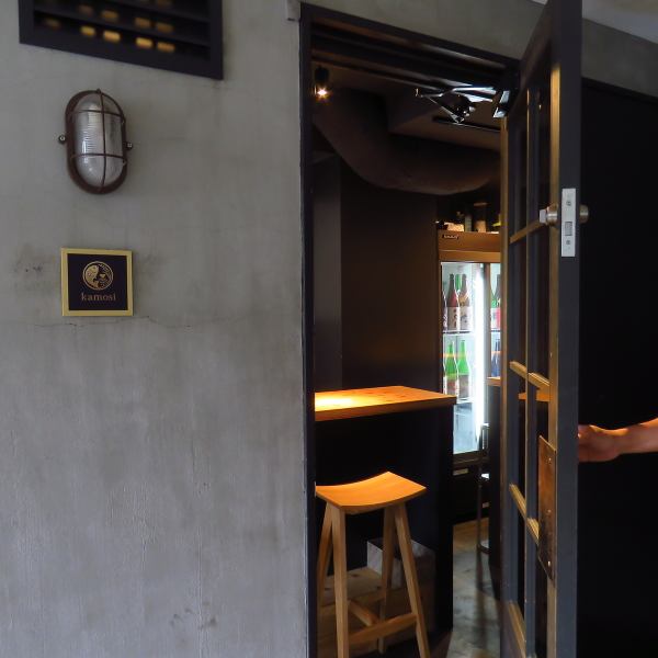 開放感あふれるガラス張りの店内は、落ち着きのあるおしゃれな雰囲気。ゆったりと配置されたカウンター席では、一人飲みはもちろん、デートにもおすすめです。