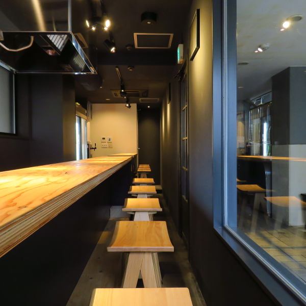 おしゃれで落ち着いた雰囲気の店内。贅沢”鯛めし”と厳選日本酒をカウンターで楽しめる大人の隠れ家で旬のお酒と料理をお楽しみください。