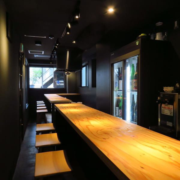 落ち着いた雰囲気の店内なので、お一人でも心地よい時間をお過ごしいただけます。仕事帰りの一杯など、日常を忘れて気取らず寛げる空間で癒しのひとときを。