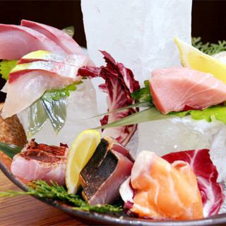 [Speaking of Yamanoya Market] 2 hours of all-you-can-drink including 5 types of sashimi iceberg and big catch spilled sushi★Benishishi course 3850 yen